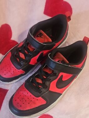 Nike Kids Red and Black Low-Top Sneakers
